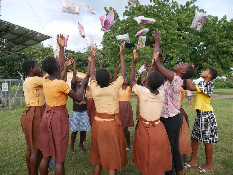 加纳的学生向空中投掷古物